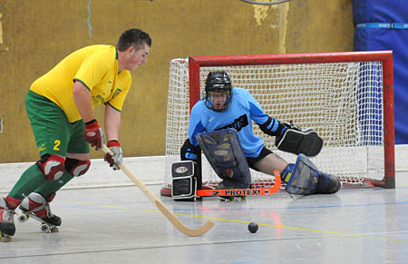 [Bild zeigt zwei Rollhockeyspieler]